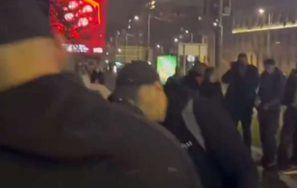 Hapšenja kod Skupštine: Policija privela dvojicu mladića (VIDEO)