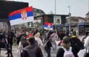 Incident na Žarkovu: Vožač pokosio ženu koja je bila u protestnoj šetnji, vozio je na haubi (UZNEMIRUJUĆI VIDEO)