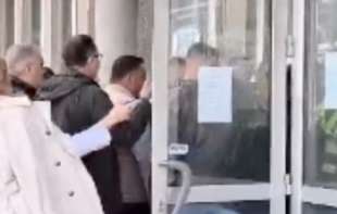 Pojačano prisustvo policije ispred <span style='color:red;'><b>Opštine</b></span> Vlasotince uoči sednice Skupštine