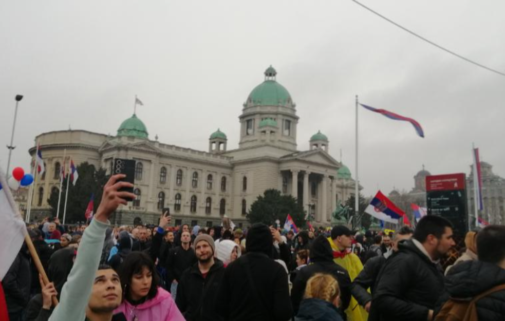 Da li je ovo oružje upotrebljeno protiv okupljenih ljudi na velikom protestu u Beogradu (VIDEO)