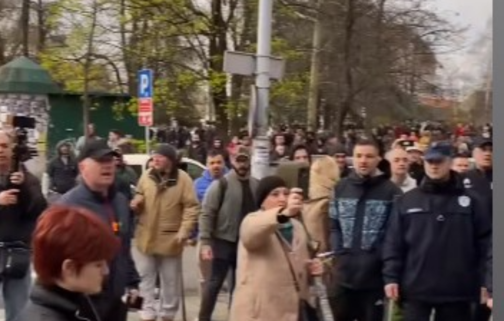 Burno ispred opštine Obrenovac: Ogorčeni građani gađali jajima ulazna vrata opštine i zaposlene (VIDEO)