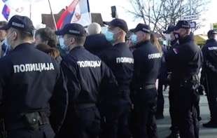 MUP o incidentu u Novom Sadu: Oglušili se o naređenje policije, <span style='color:red;'><b>privedena</b></span> jedna osoba