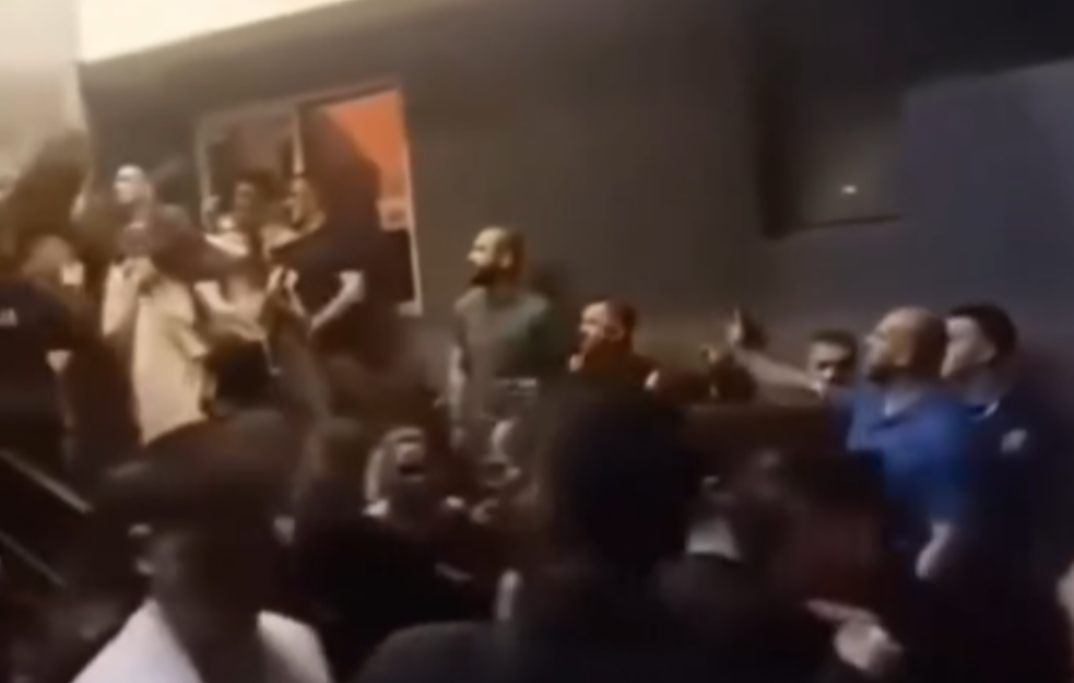Snimak iz diskoteke u Kočanima: Stotine ljudi bežalo ka jednom jedinom izlazu! (VIDEO)