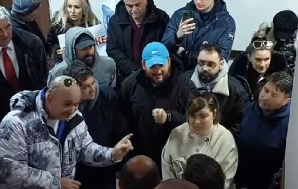 Građani upali u zgradu Opštine Šid, traže prisustvo na sednici