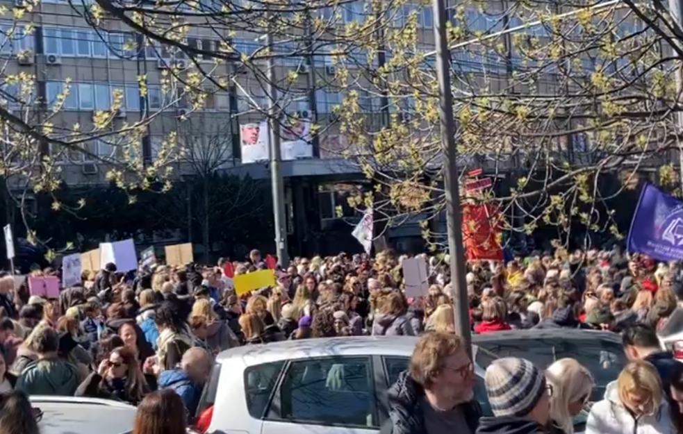 Prosvetni radnici u protesntoj šetnji: Traže objektivno izveštavanje i ispunjenje zahteva