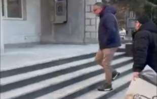 Incident ispred Gradske uprave u Sremskoj Mitrovici: Građani sačekali Nedimovića, neki ga pljuvali (VIDEO)