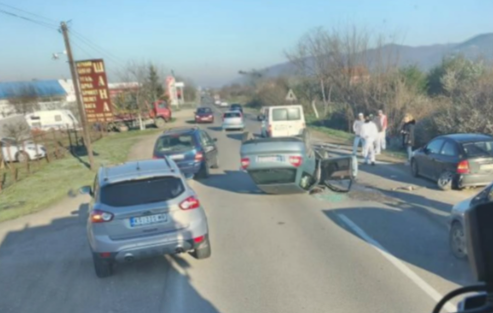 Saobraćajna nesreća na magistralom putu Kruševac-Trstenik: Preticala kolonu, pa se prevrnula na krov (FOTO)