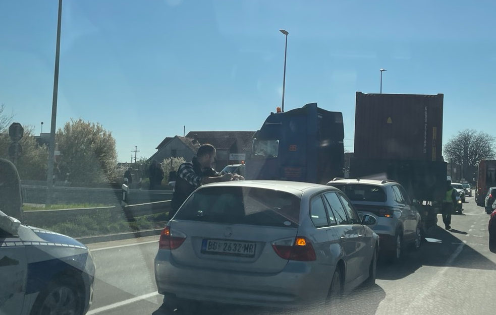 Udes u Dobanovcima, na atomobilu pričinjena veća materijalna šteta