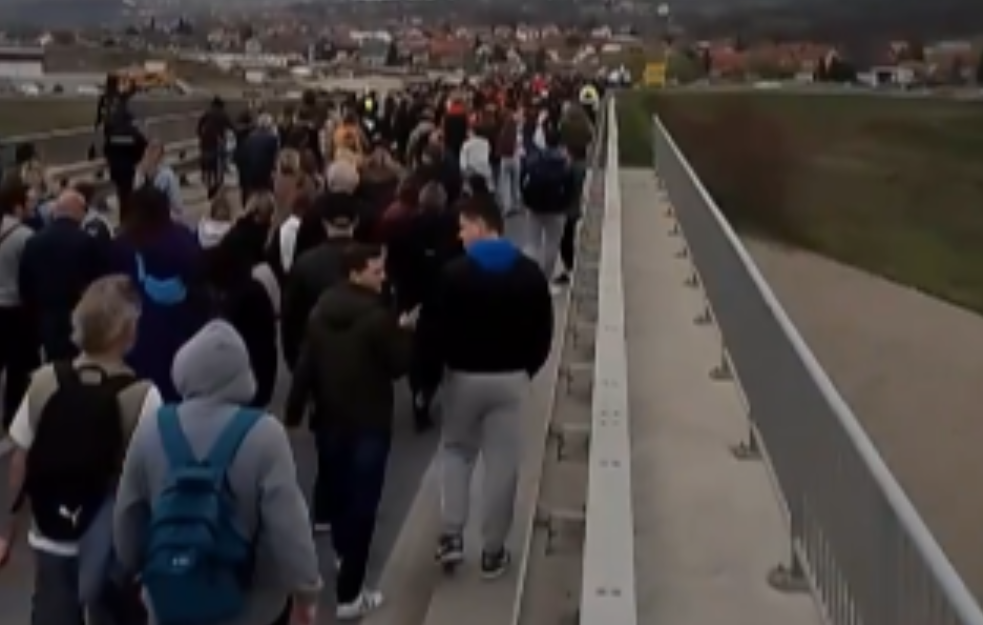 Završena trosatna blokada uključenja na autoput "Miloš Veliki" kod Obrenovca (VIDEO)