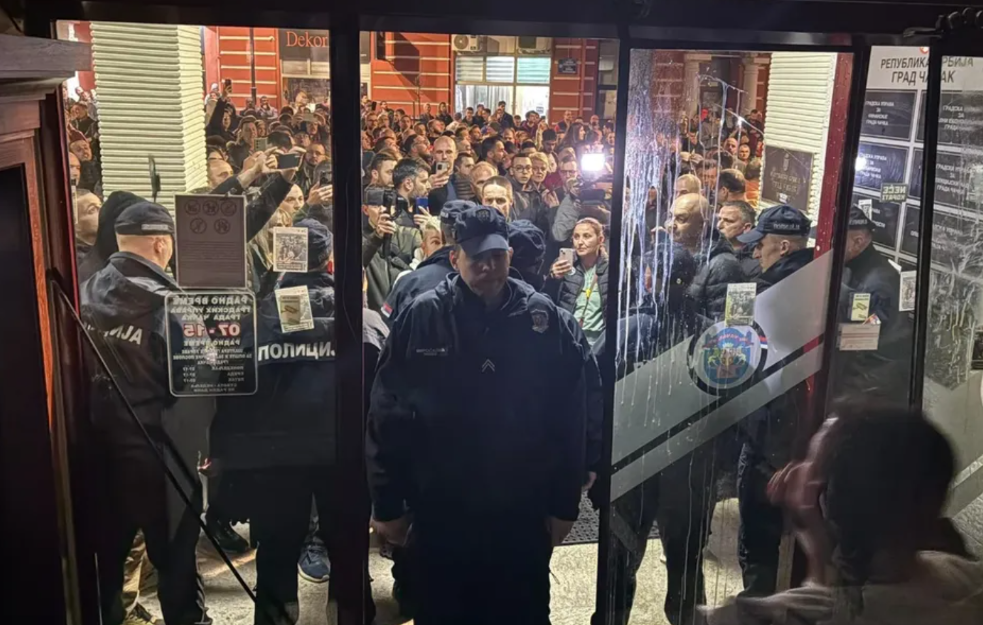 Demonstranti upali u opštinsku zgradu u Čačku