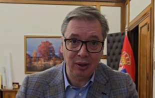  Izgledam kao da me je poplava izbacila...: Vučić objavio snimak kako jede nar i objasnio zbog čega (VIDEO)