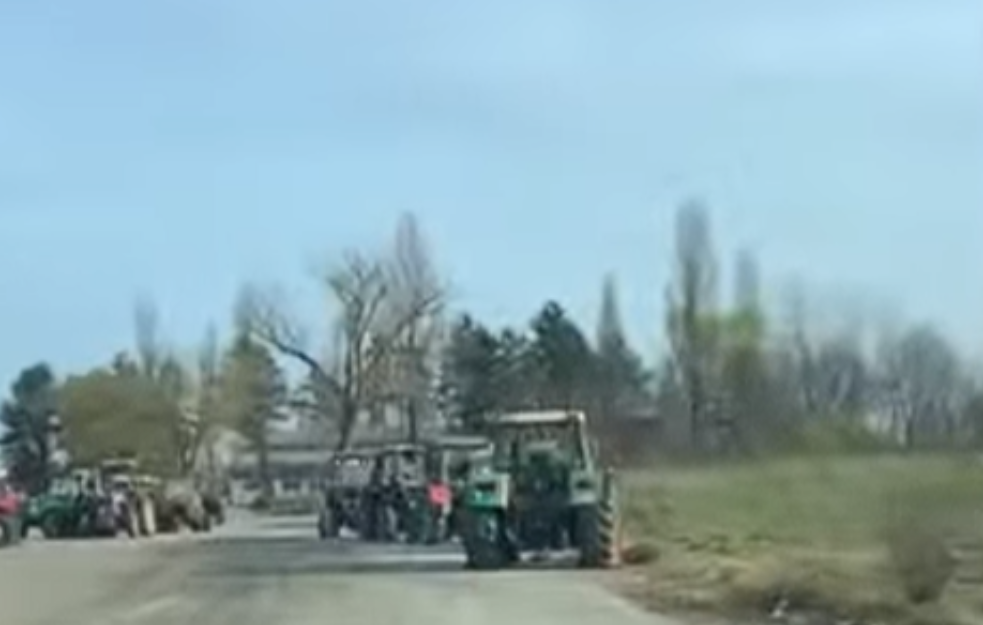 Vučiću više ne trebaju, seljacima ne mogu da služe: Rastureni traktori iz Ćacilenda ostavljeni na parkingu (VIDEO)