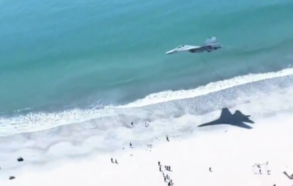 Pilot kineskog ratnog aviona zapalio mreže, nakon leta iznad plaže (VIDEO)