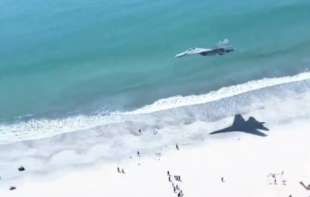 Pilot kineskog ratnog aviona zapalio mreže, nakon leta iznad plaže (VIDEO)