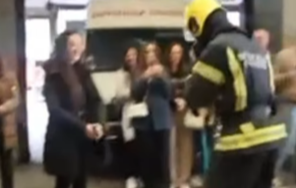 Veridba kao sa filma: Vatrogasac završio vežbe, pa kleknuo pred devojku
