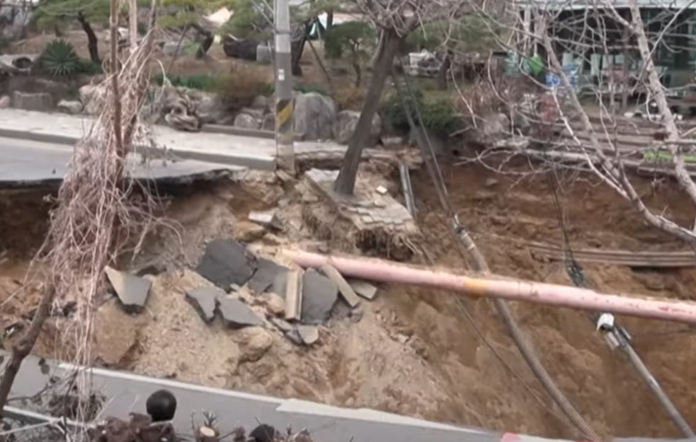 (VIDEO) Horor na putu, otvorila se rupa i progutala motociklistu