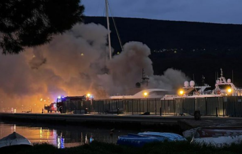 U marini u Herceg Novom izgorela jahta Ivana Bošnjaka, biznismena bliskog SNS-u (VIDEO)