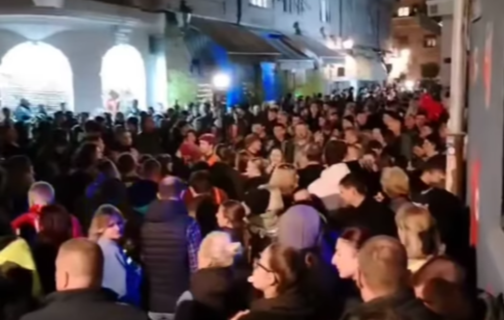 Nakon sinoćnjeg incidenta u Novom Sadu studenti održali protestnu šetnju: Pridružili im se bajkeri i traktoristi, najavili blokadu do 3 sata ujutru 