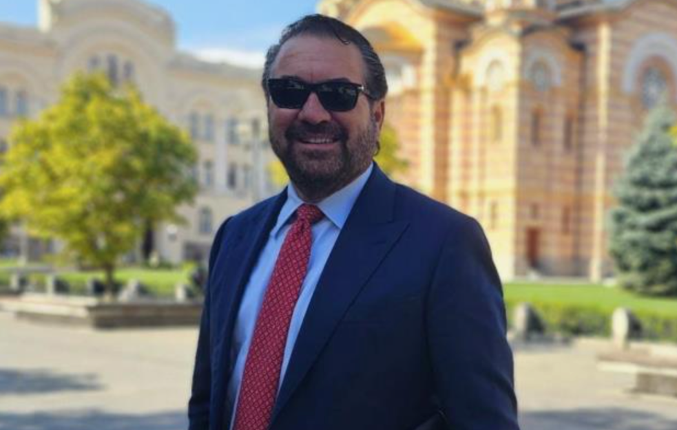 Ko je Mark Brnović novi američki ambasador srpskog porekla čiji se psi zovu „Rakija“ i „Pivo“