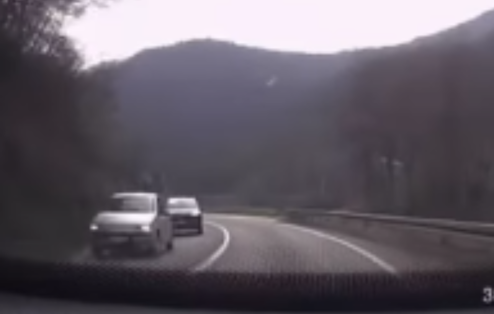 Bahata vožnja dovodi u opasnost druge vozače (VIDEO)