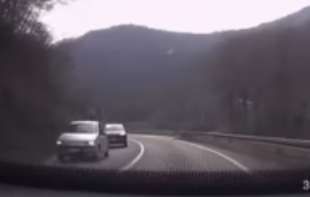 Bahata vožnja dovodi u <span style='color:red;'><b>opasnost</b></span> druge vozače (VIDEO)