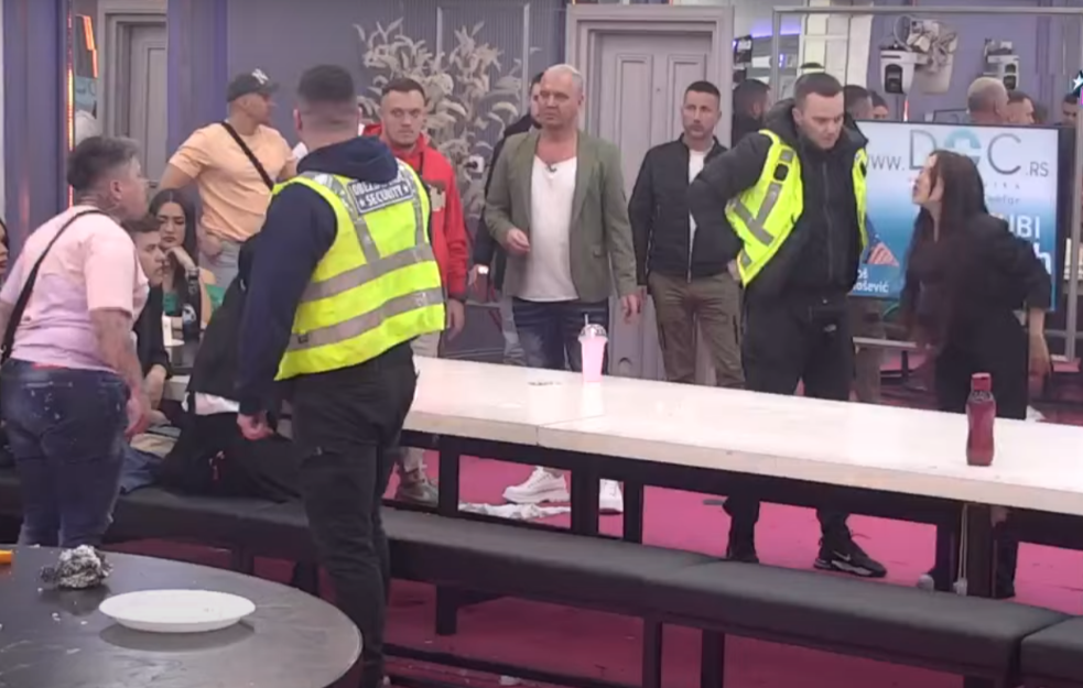 Stefani nasrnula na Matoru, reagovalo i obezbeđenje, lomile sve pred sobom (VIDEO)