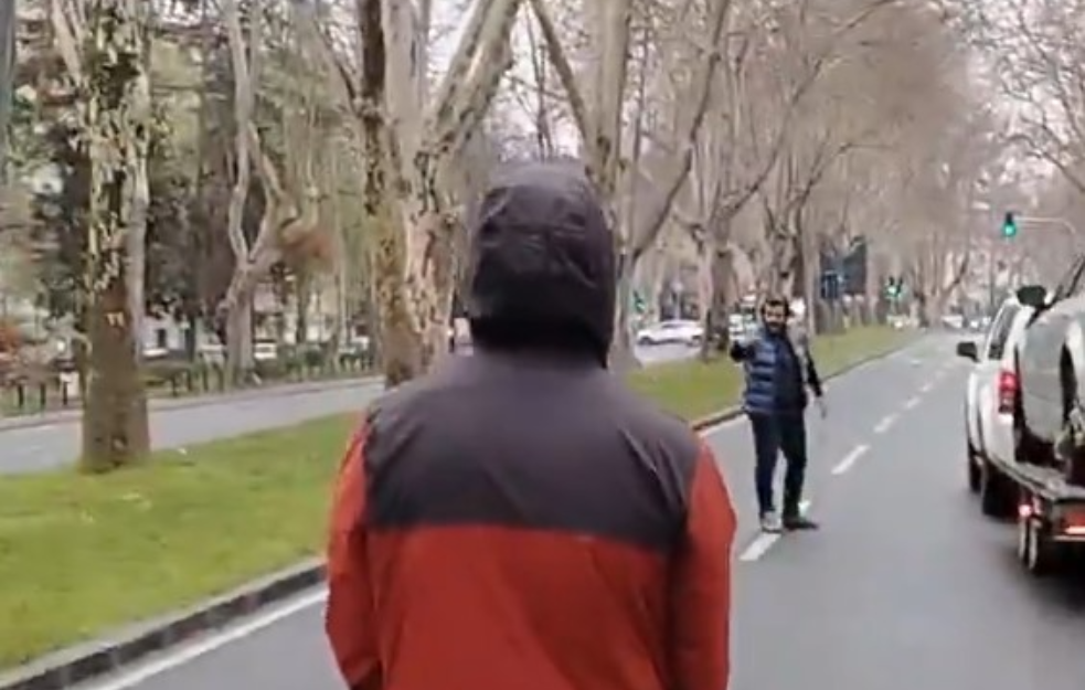 Incident kod FON-a: Muškarac pokušao da probije blokadu, a onda vređao i pretio (UZNEMIRUJUĆI VIDEO)