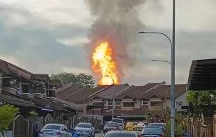 Najmanje 63 osobe povređene u požaru na gasovodu u Maleziji, <span style='color:red;'><b>evakuacija</b></span> u toku