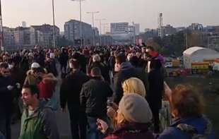 Gde nastavnici stadoše, <span style='color:red;'><b>učenici</b></span> produžili