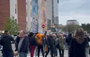 Haos na Novom Beogradu: Građani blokirali sedište SNS, napredjaci ih gađali jajima, privedene dve osobe (VIDEO)