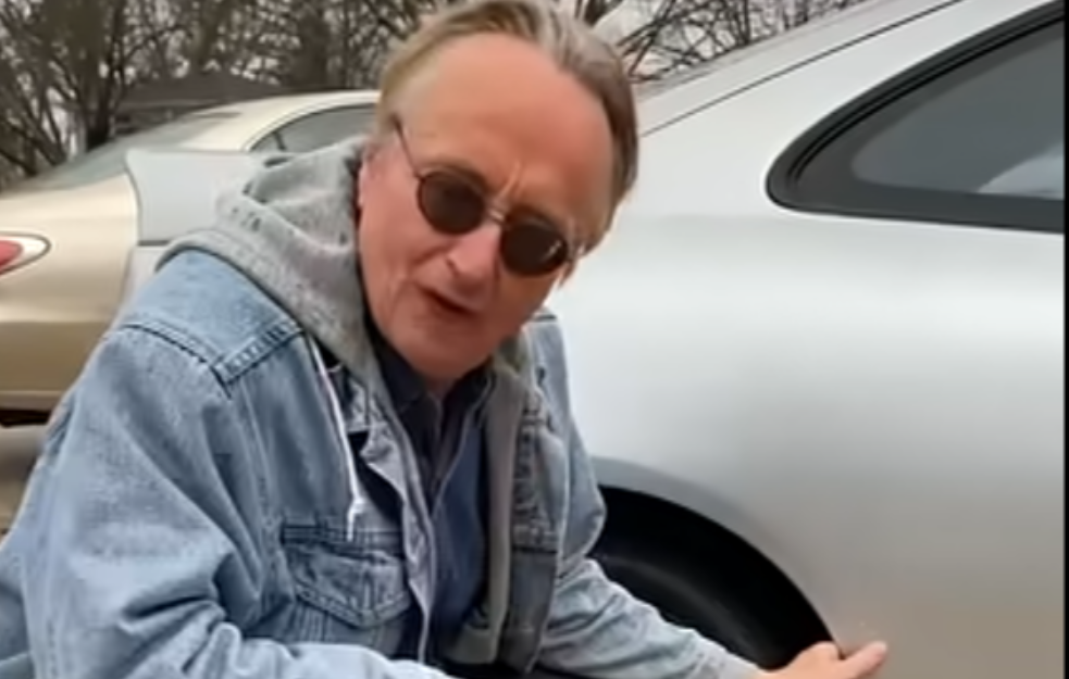 Mehaničar kog prati gotovo šest miliona ljudi upozorio vozače da ne parkiraju automobile u garažama