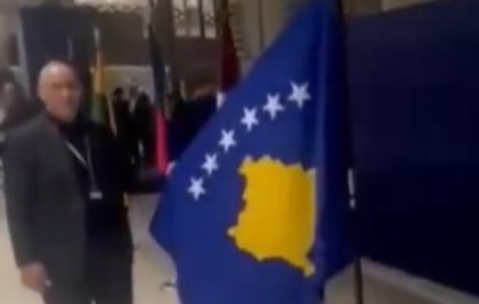Srbijo, šta si dočekala od izdajnika: Zastava Kosova na Kongresu UEFA u Beogradu! (VIDEO)