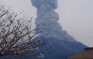 Stravičan snimak erupcije vulkana u <span style='color:red;'><b>Japan</b></span>u:U trenutku kada je dim počeo da kulja zavladala je opšta panika (VIDEO)