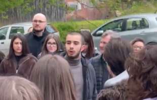 Mladi naprednjak uhvaćen na plenumu dok je snimao lajv za Informer:Evo kako se sve završilo (VIDEO)