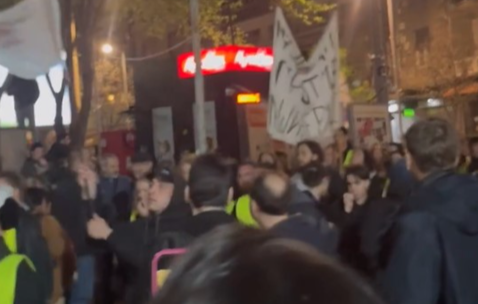 Studenti se okupili ispred RTS-a: Protestuju zbog novih laži, Vučićevi mediji ih optužili za državni udar (VIDEO)