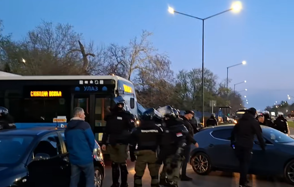 Novosadski studenti tokom noći blokirali JGSP, policija ujutru uklonila blokadu