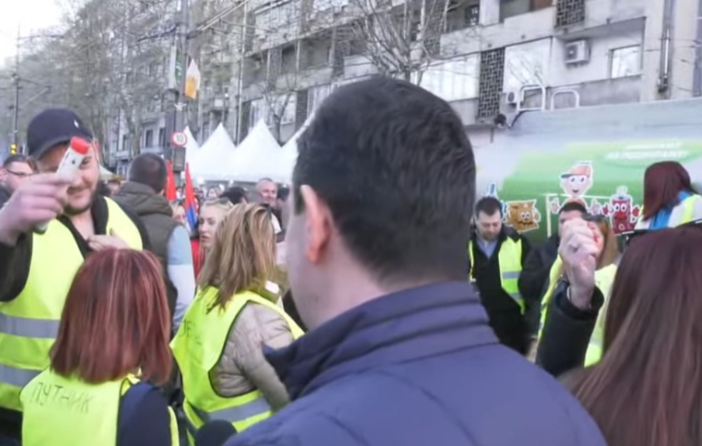 Na Vučićevom mitingu napadnut Nemanja Šarović: Besni SNS redari mu skandirali "Ustašo" i nasrnuli (VIDEO)