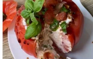 Recept za lagan obrok bez mesa: Punjeni paradajz sa kinoom i veganskom fetom