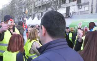 Na Vučićevom <span style='color:red;'><b>miting</b></span>u napadnut Nemanja Šarović: Besni SNS redari mu skandirali 