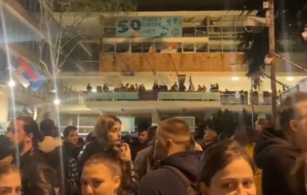 Studenti blokirali zgrade RTV-a u Novom Sadu i RTS-a u Takovskoj i na Košutnjaku
