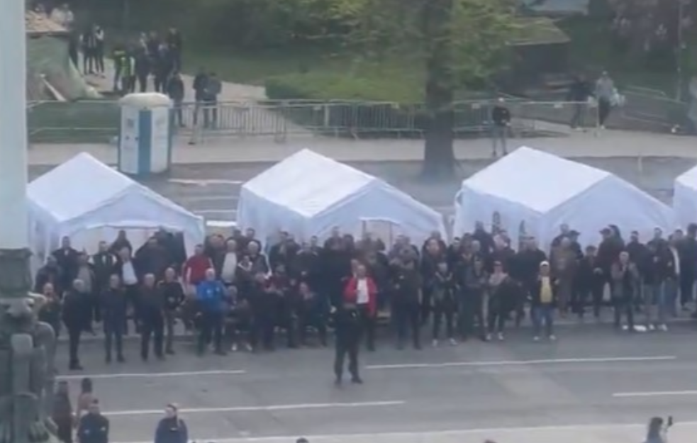Evo zašta služe beli šatori ispred Skupštine: Vučić doveo još Ćacija da mu skandiraju 