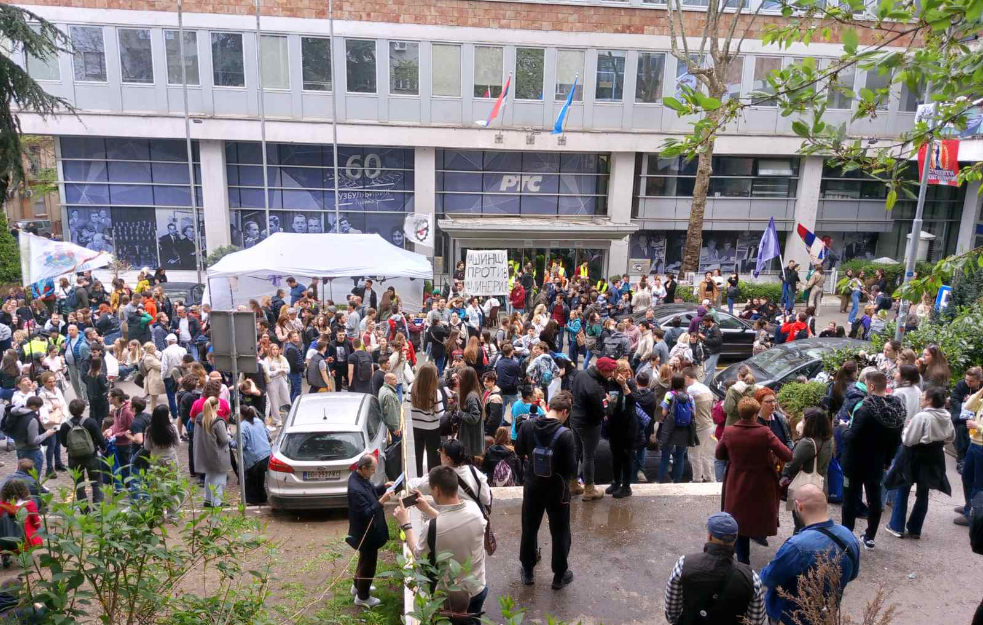 Napeto ispred RTS-a: Studenti ostaju, policija probila kordon i uvela zaposlene