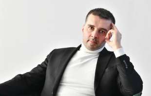 Manojlović ispred RTS-a: „Ponašaju se kao noj koji je zabio glavu u pesak“