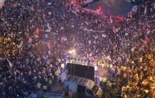 Pumpaj, pumpaj Ibar vodo: Desetine hiljada građana i studenata u Kraljevu, pun centralni trg i okolne ulice (VIDEO)