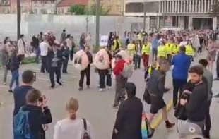 Ostavke, pa robija: Protest ispred Skupštine AP Vojvodine, jaja i kordon policije (VIDEO)