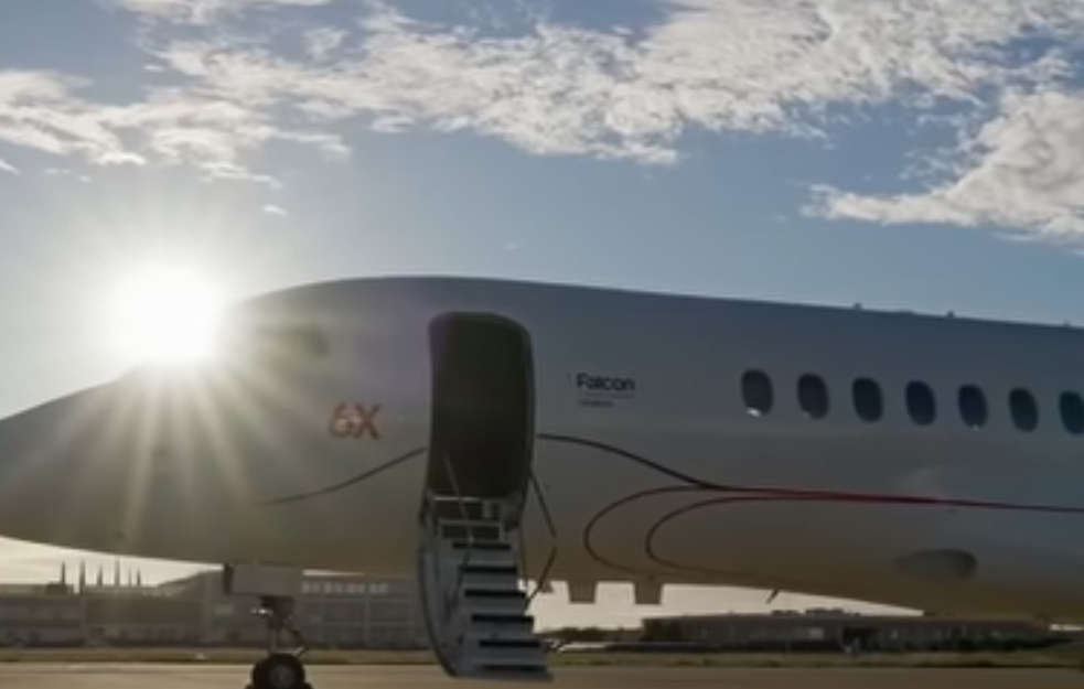 Sirotinji sendviči, predsedniku luksuz: U Beograd sleteo novi Falkon 6X, avion za Vučića vredan 53 miliona evra