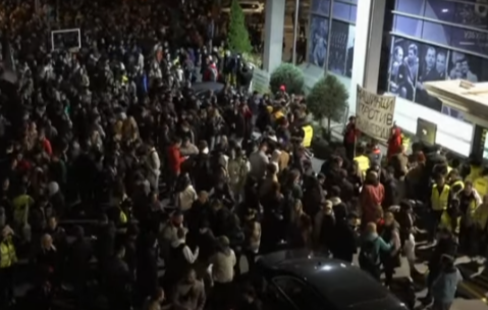 Studenti u blokadi FPN: Zašto je RTS ćutao Vučićeviću na skandal sa objavljivanjem privatnih <span style='color:red;'><b>slika</b></span> studentkinja?