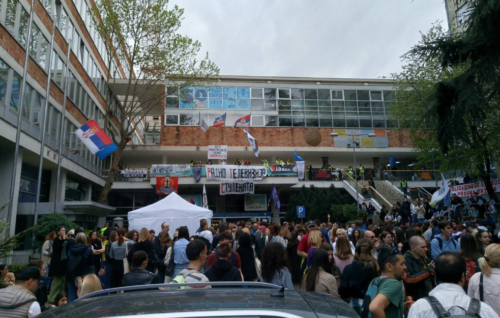Sedmi dan blokade RTS-a: Studenti i građani istrajni, vlast ćuti