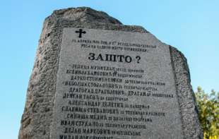 Pomen ispred spomenika „Zašto“: <span style='color:red;'><b>Sećanje</b></span> na 16 žrtava bombardovanja RTS-a
