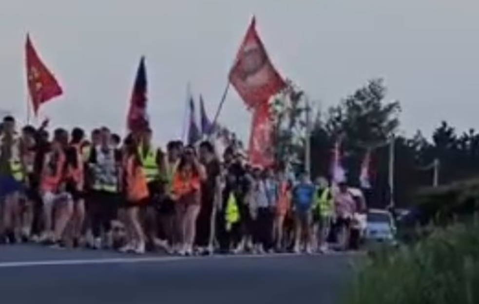 Srednjoškolci nastavljaju da pešače ka Novom Sadu: Večeras u Rumi, sutra ih očekuje najveći izazov (VIDEO) 